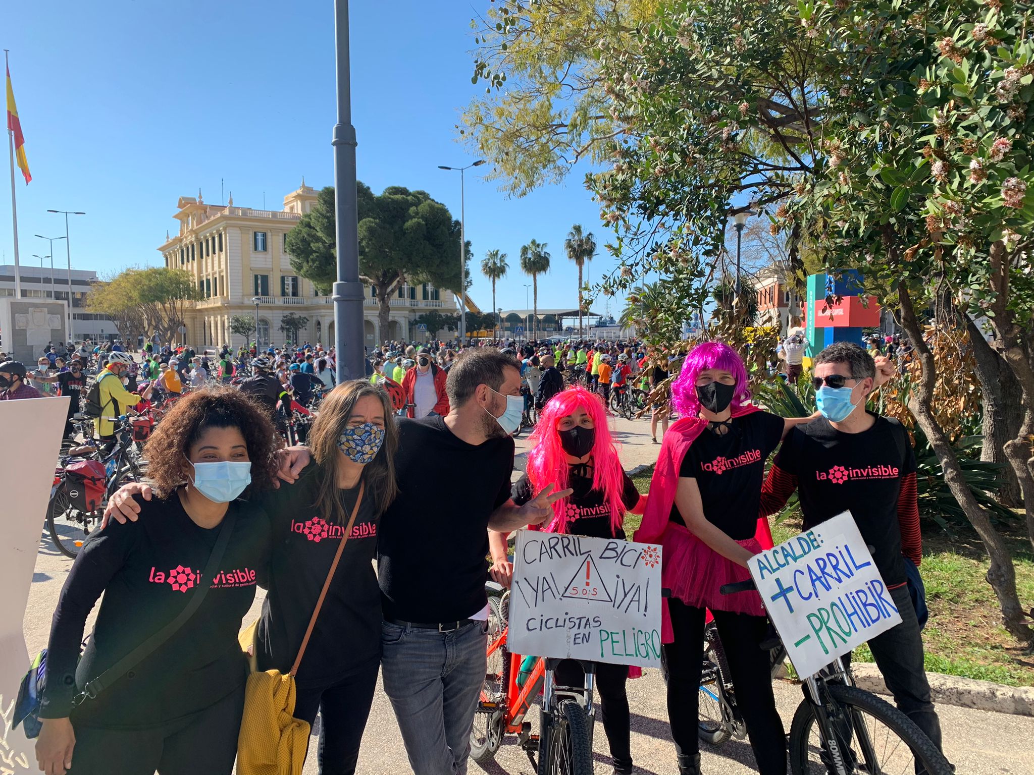 Más de un millar de ciclistas reclaman carriles bici segregados del tráfico durante una 'bicifestación' celebrada en la capital