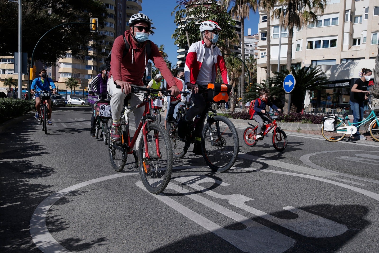 Más de un millar de ciclistas reclaman carriles bici segregados del tráfico durante una 'bicifestación' celebrada en la capital