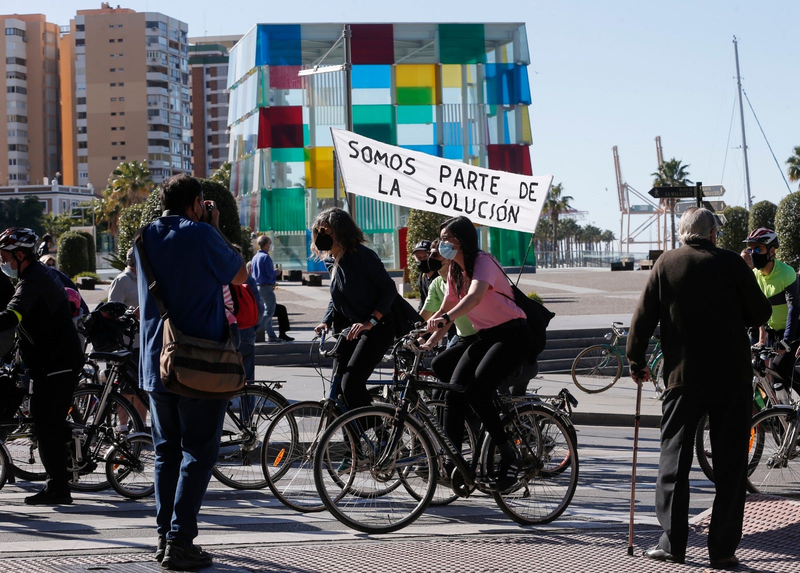 Más de un millar de ciclistas reclaman carriles bici segregados del tráfico durante una 'bicifestación' celebrada en la capital