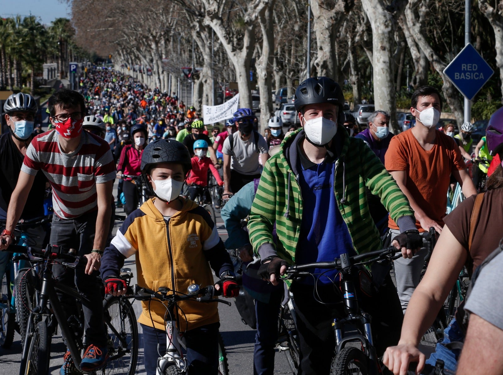 Más de un millar de ciclistas reclaman carriles bici segregados del tráfico durante una 'bicifestación' celebrada en la capital