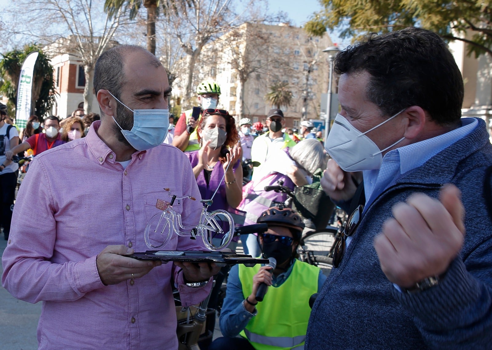 Más de un millar de ciclistas reclaman carriles bici segregados del tráfico durante una 'bicifestación' celebrada en la capital