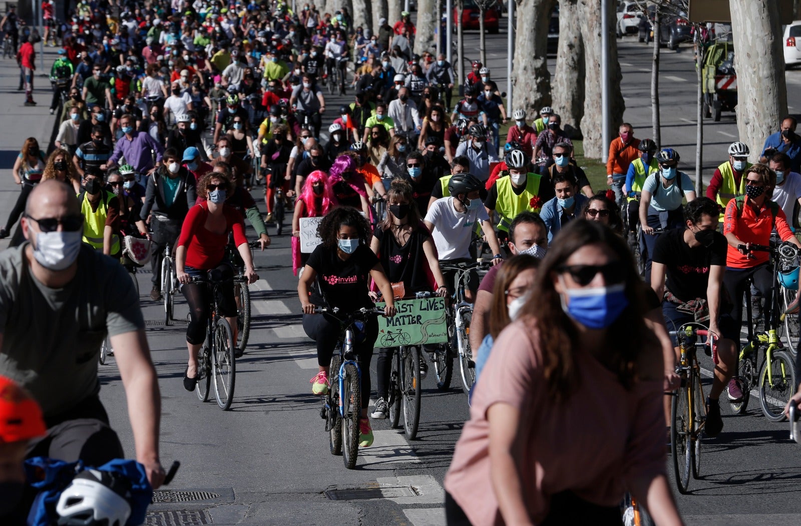 Más de un millar de ciclistas reclaman carriles bici segregados del tráfico durante una 'bicifestación' celebrada en la capital