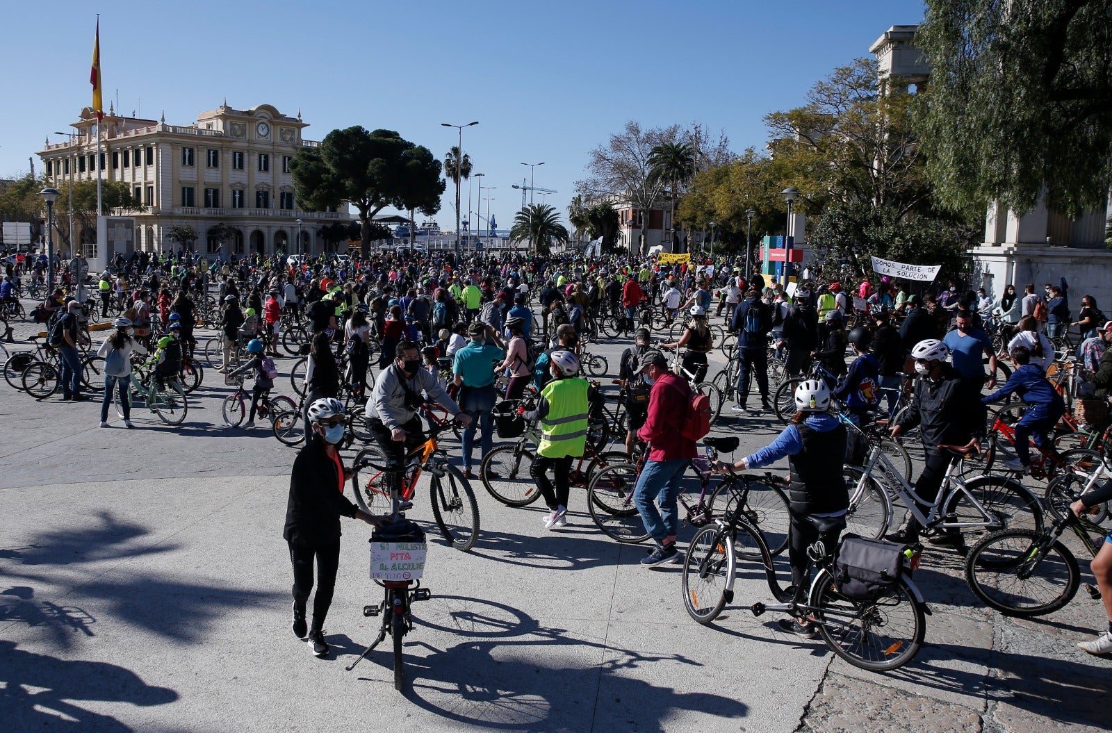 Más de un millar de ciclistas reclaman carriles bici segregados del tráfico durante una 'bicifestación' celebrada en la capital