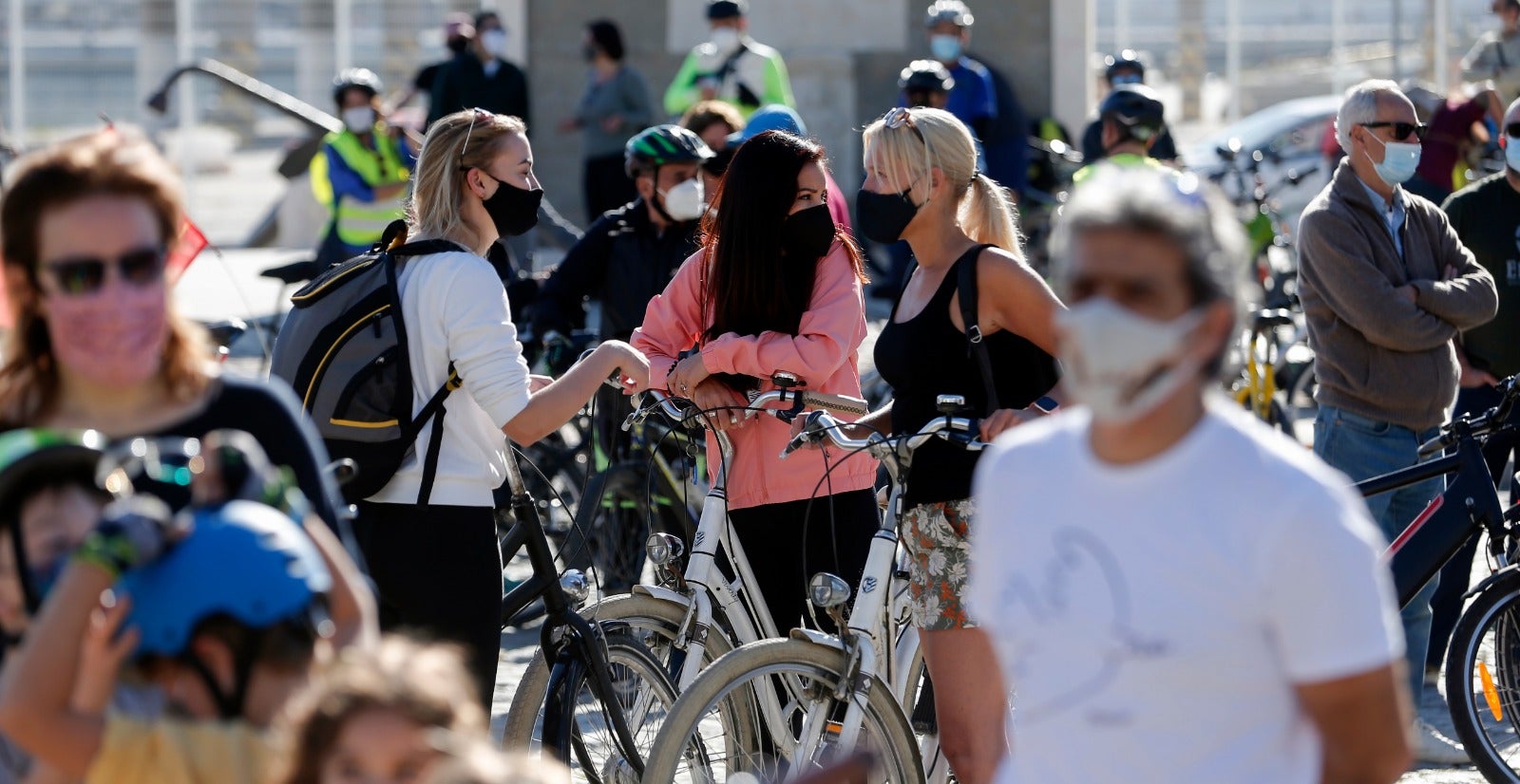 Más de un millar de ciclistas reclaman carriles bici segregados del tráfico durante una 'bicifestación' celebrada en la capital