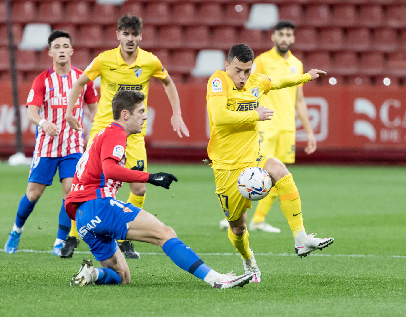 El choque se disputó en El Molinón 