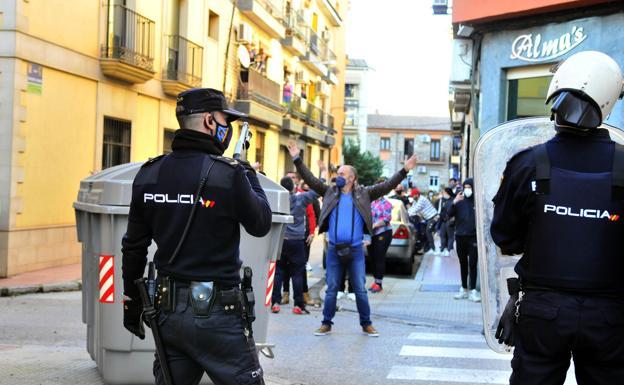 Imagen de un hombre protestando. 