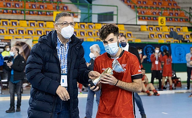 El capitán del equipo, David Sánchez, mejor jugador del torneo. 