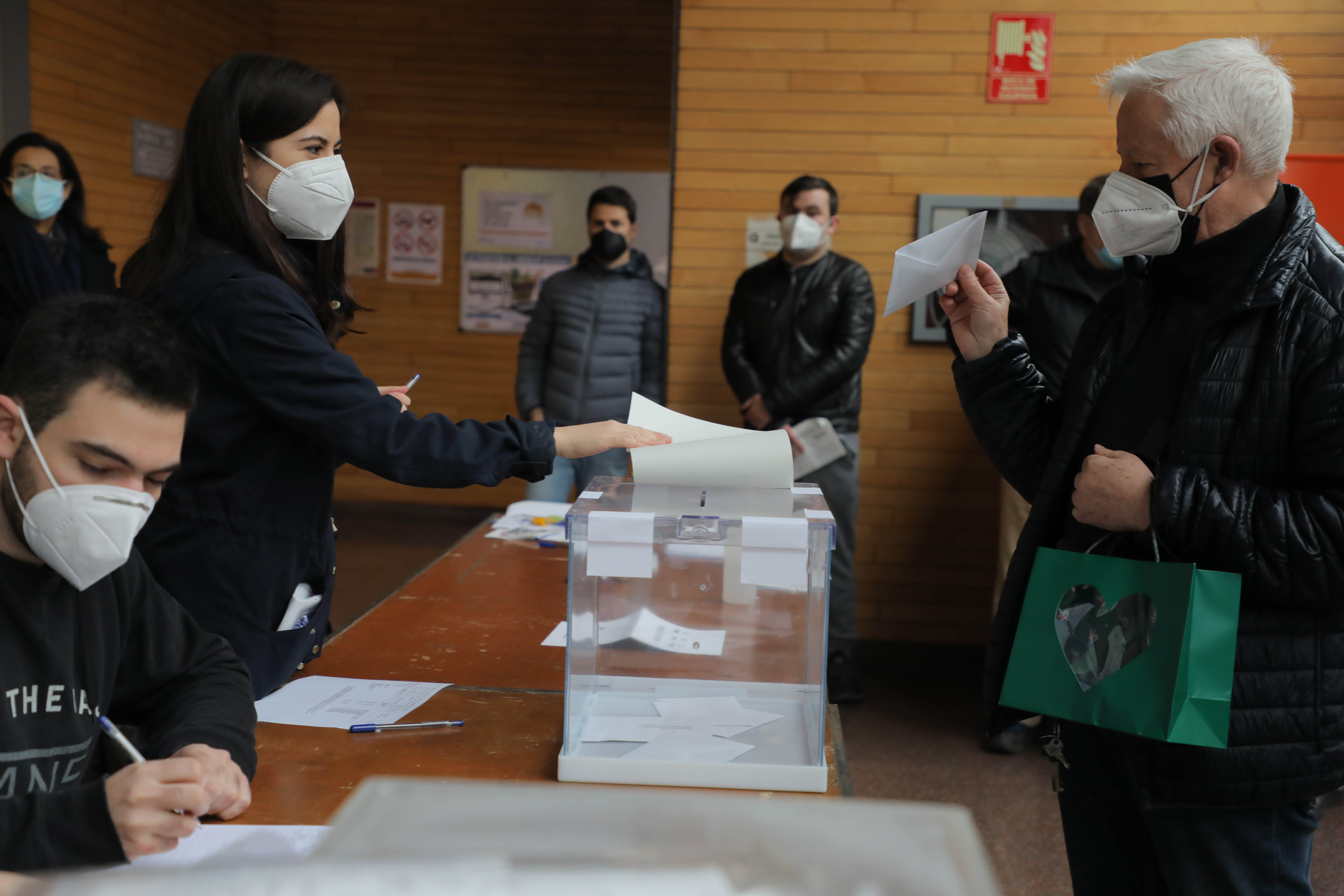 Primeros votos en una de las mesas electorales instalada en el mercado de la Concepciò de Barcelona. 