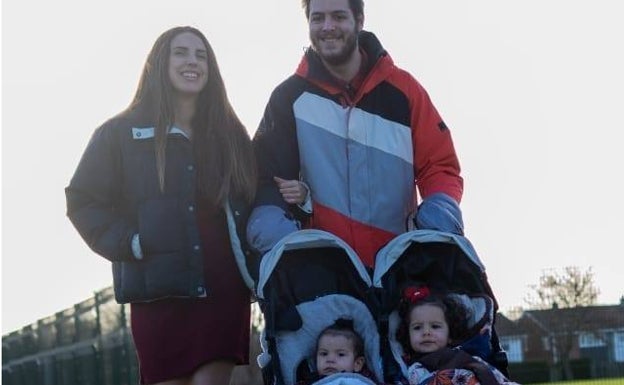 Ainhoa y Alejandro, de paseo con sus hijos Dana y Satur. 