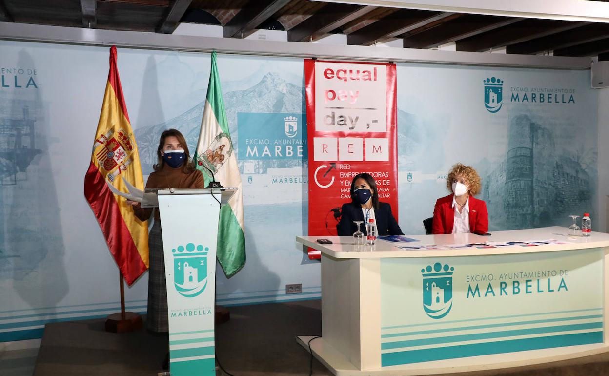Las responsables municipales de Igualdad y Políticas Sociales de Marbella y San Pedro junto a la presidenta de la REM. 