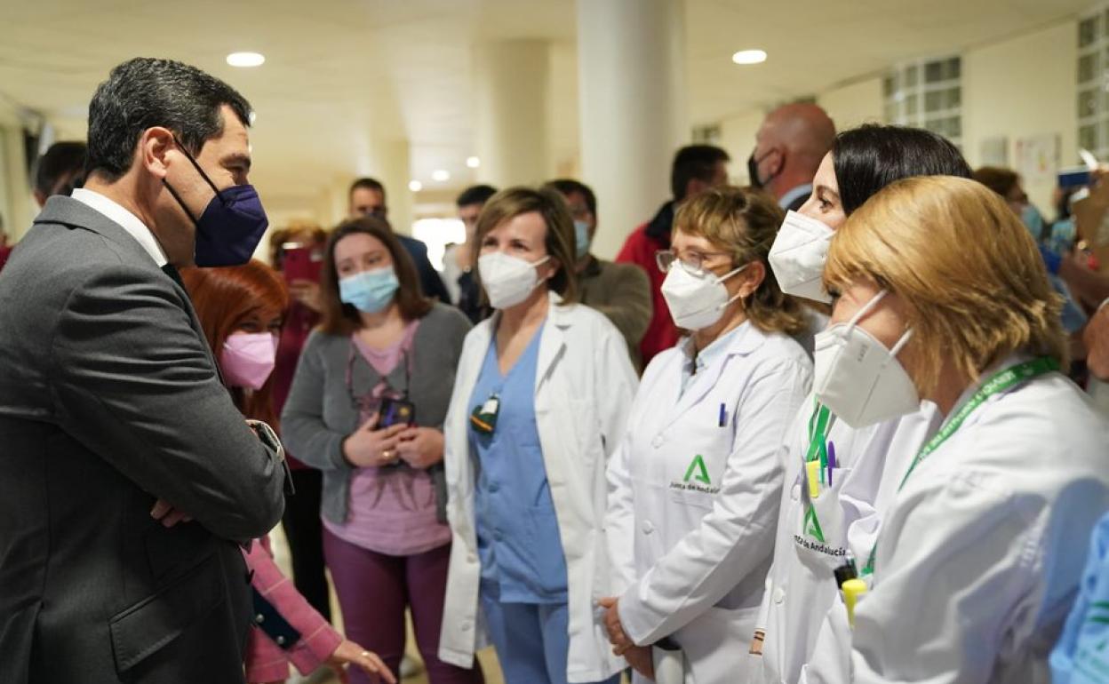 Juanma Moreno, durante su visita al Hospital de San Juan de la Cruz en Úbeda. 