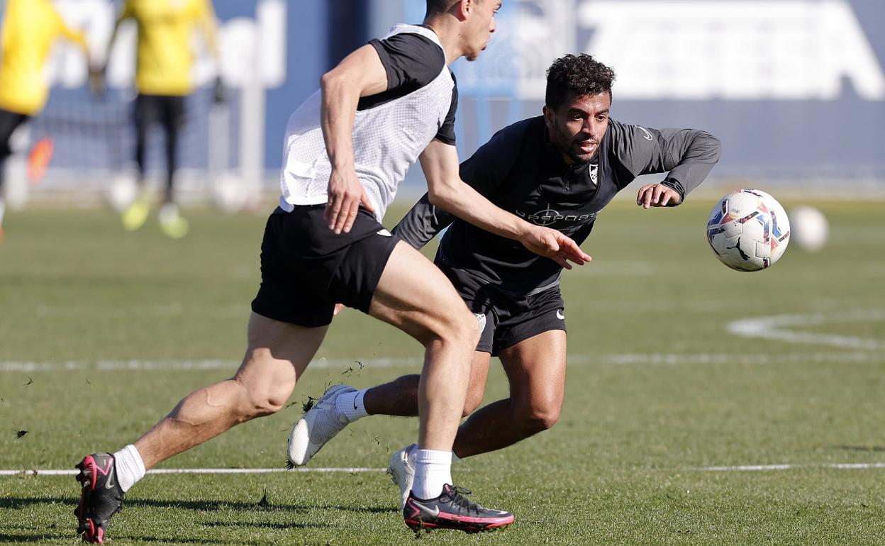 Benkhemassa persigue un balón con la mirada en un entrenamiento de esta temporada con el Málaga en el Anexo de La Rosaleda. 