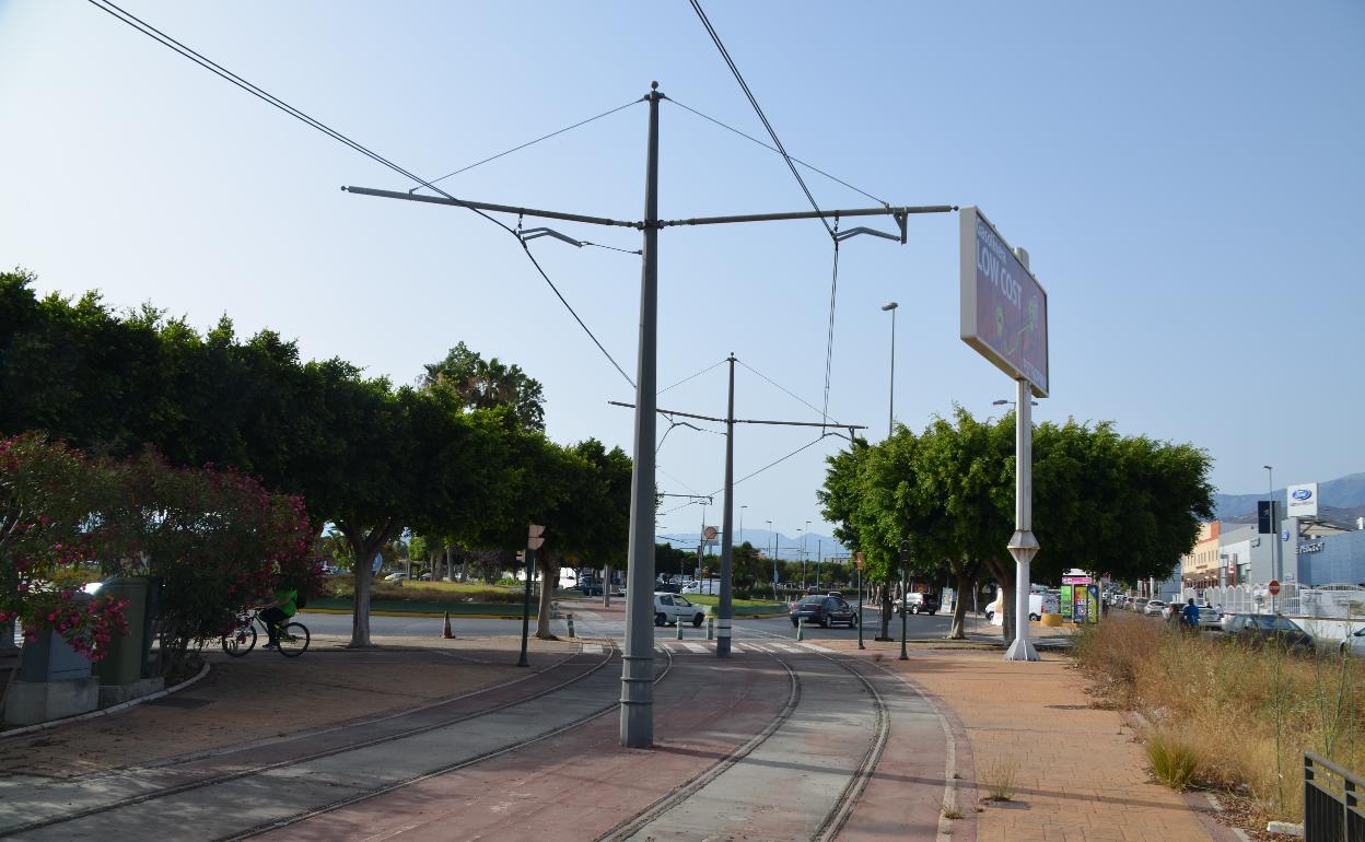 El tranvía, paralizado desde 2012, a su paso por la avenida Juan Carlos I en Vélez-Málaga. 