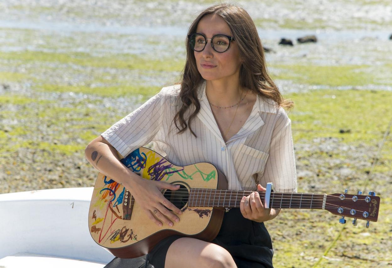 La cantante Zahara recala hoy en el Mar Menor (Murcia) para denunciar su deterioro. rafa ariño
