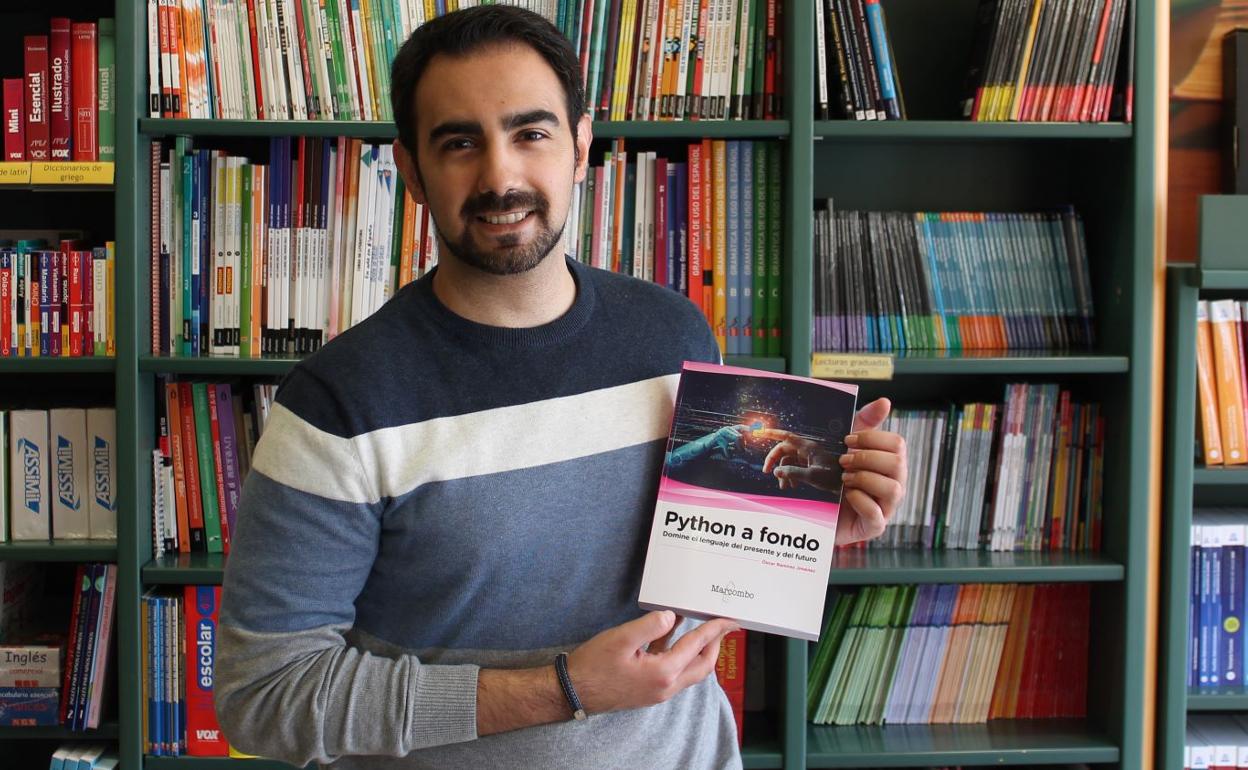 Óscar Ramírez, durante la presentación de su libro. 