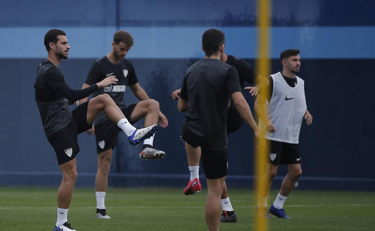 Luis Muñoz, junto a los canteranos Quintana y Benítez, en un entrenamiento del Málaga. 