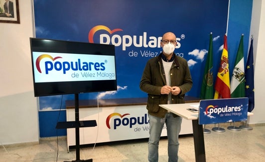 El edil del PP Luis García, en la sede de su partido en Vélez-Málaga. 