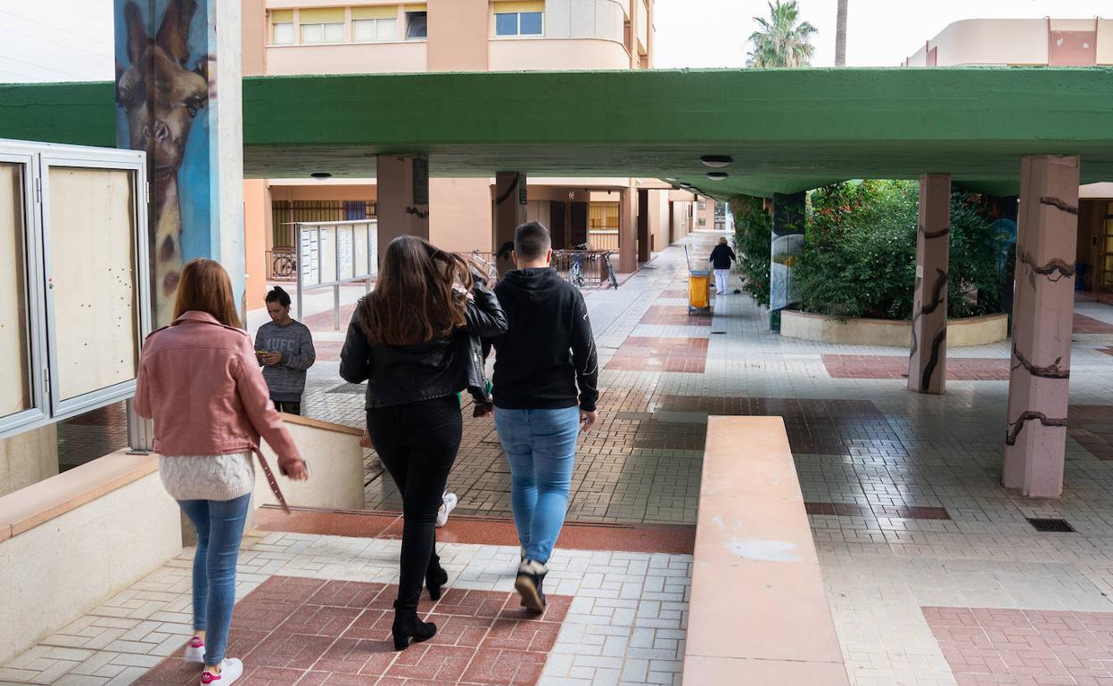 Estudiantes, en uno de los pasillos de la Facultad de Filosofía y Letras. 