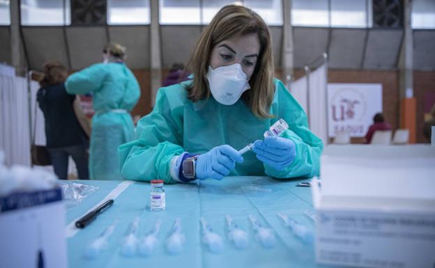 Andalucía supera los 8.000 muertos por coronavirus, aunque la incidencia sigue a la baja