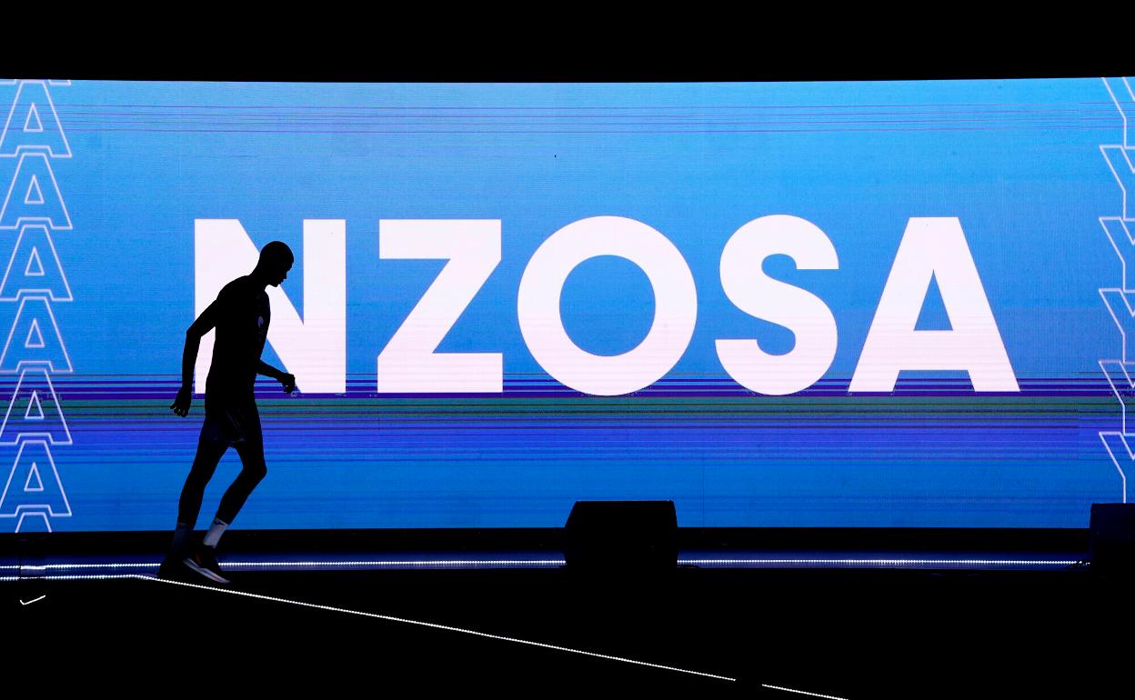 Nzosa desfila por la pasarela durante la presentación del Unicaja en la Copa del Rey. 