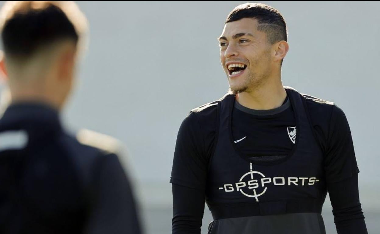 Yanis Rahmani, sonriente en un entrenamiento. 