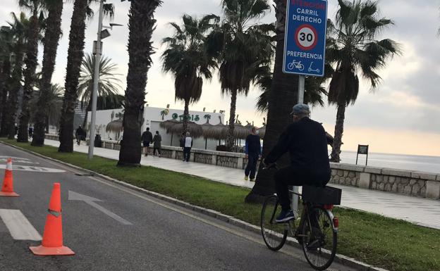 Pocos ciclistas y atascos puntuales en el estreno del carril 30 exclusivo para bicis