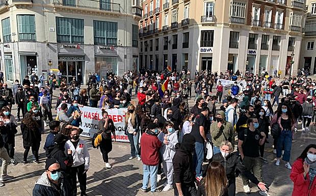 Imagen principal - Unas 300 personas se movilizan en apoyo a Pablo Hasél en Málaga