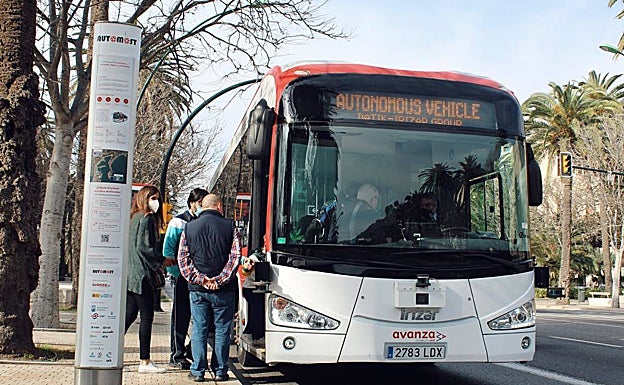 El autobús inteligente, durante la mañana del sábado en sus primeros viajes. 