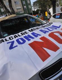 Imagen secundaria 2 - Una caravana de medio centenar de coches protesta por la zona azul en Málaga