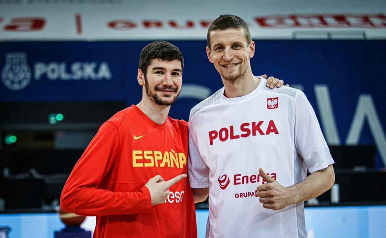 Brizuela, junto a su compañero en el Unicaja y rival en Polonia Waczynski. 