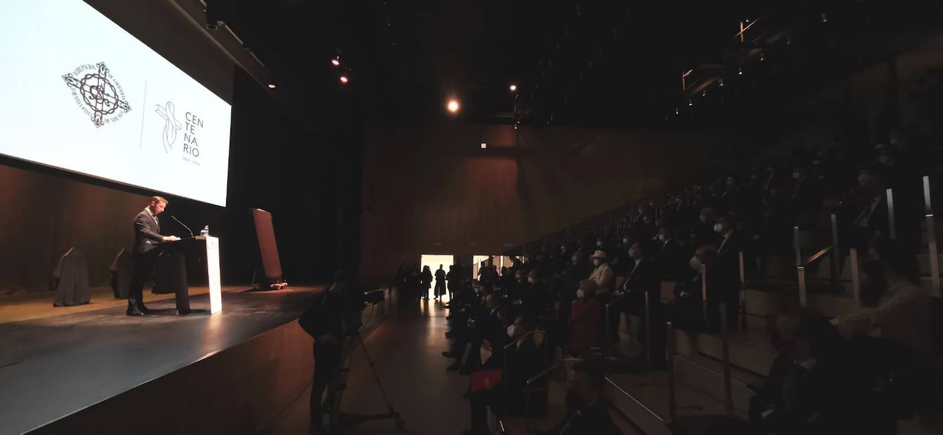 El pintor Andrés Mérida es el autor de la obra, cuya presentación ha corrido a cargo del director de SUR Manuel Castillo 