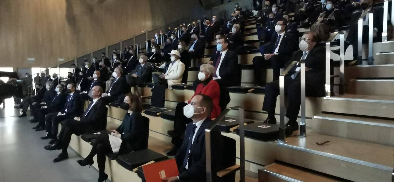 El pintor Andrés Mérida es el autor de la obra, cuya presentación ha corrido a cargo del director de SUR Manuel Castillo 