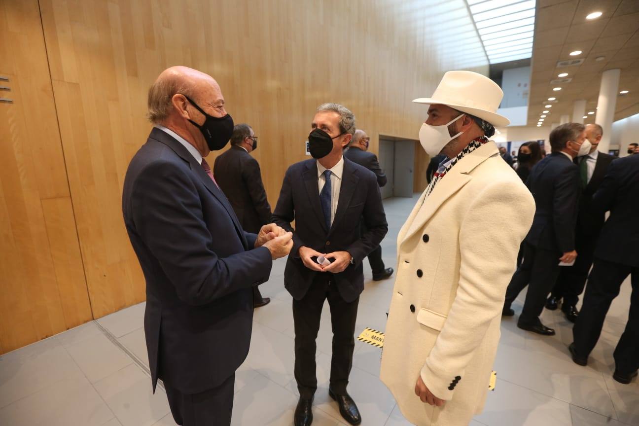 El pintor Andrés Mérida es el autor de la obra, cuya presentación ha corrido a cargo del director de SUR Manuel Castillo 