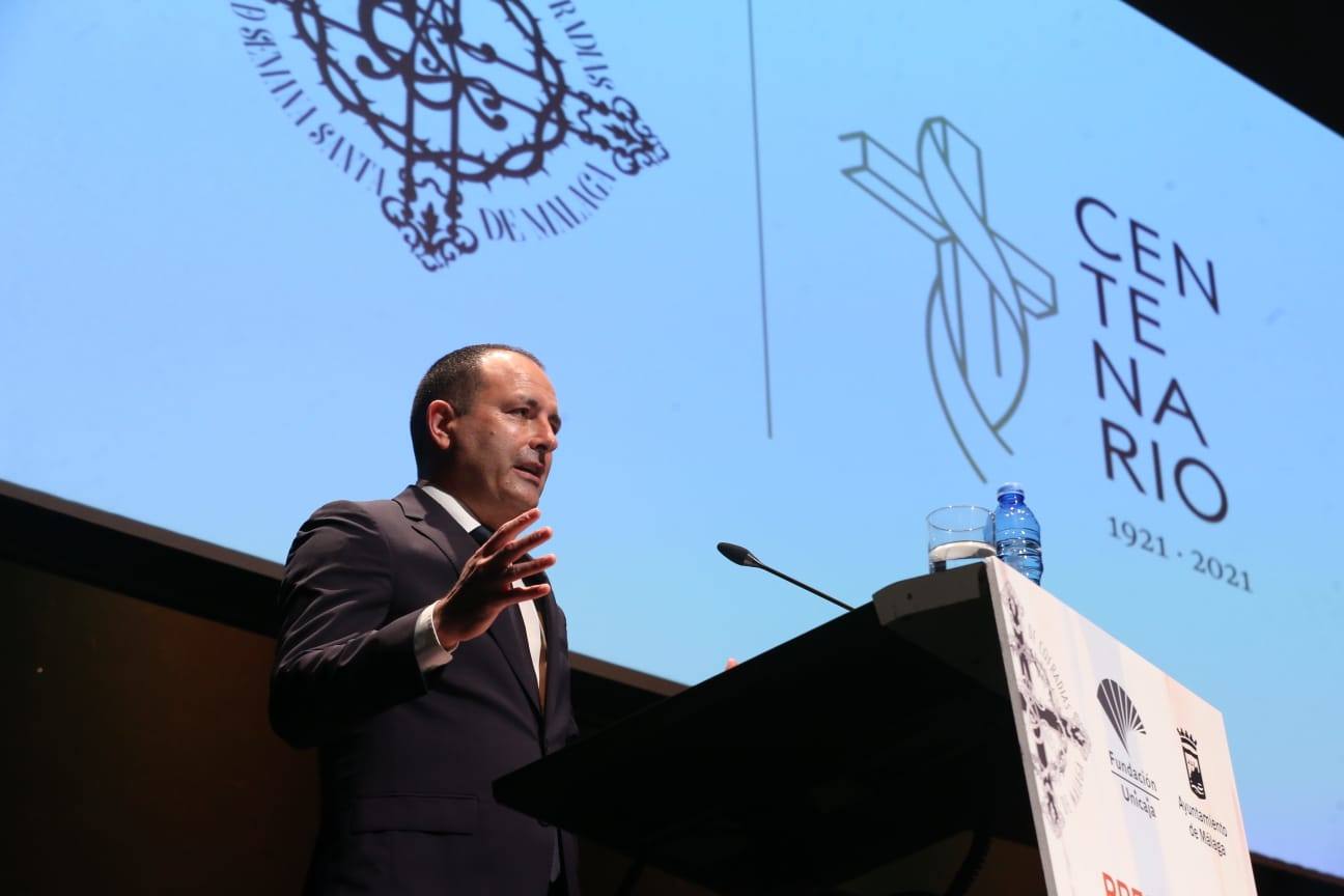 El pintor Andrés Mérida es el autor de la obra, cuya presentación ha corrido a cargo del director de SUR Manuel Castillo 