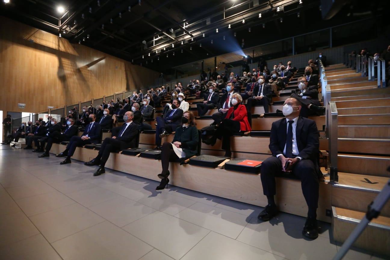 El pintor Andrés Mérida es el autor de la obra, cuya presentación ha corrido a cargo del director de SUR Manuel Castillo 