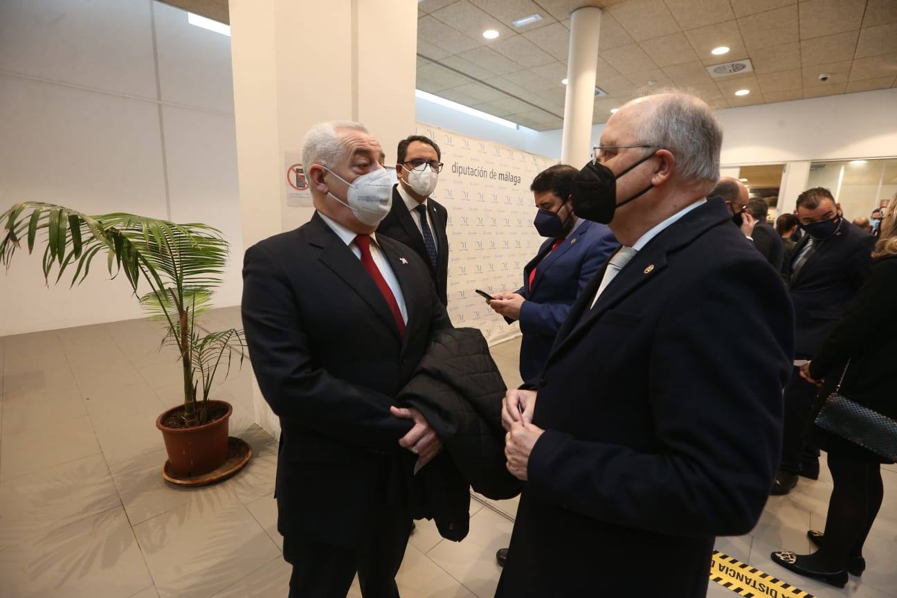 El pintor Andrés Mérida es el autor de la obra, cuya presentación ha corrido a cargo del director de SUR Manuel Castillo 