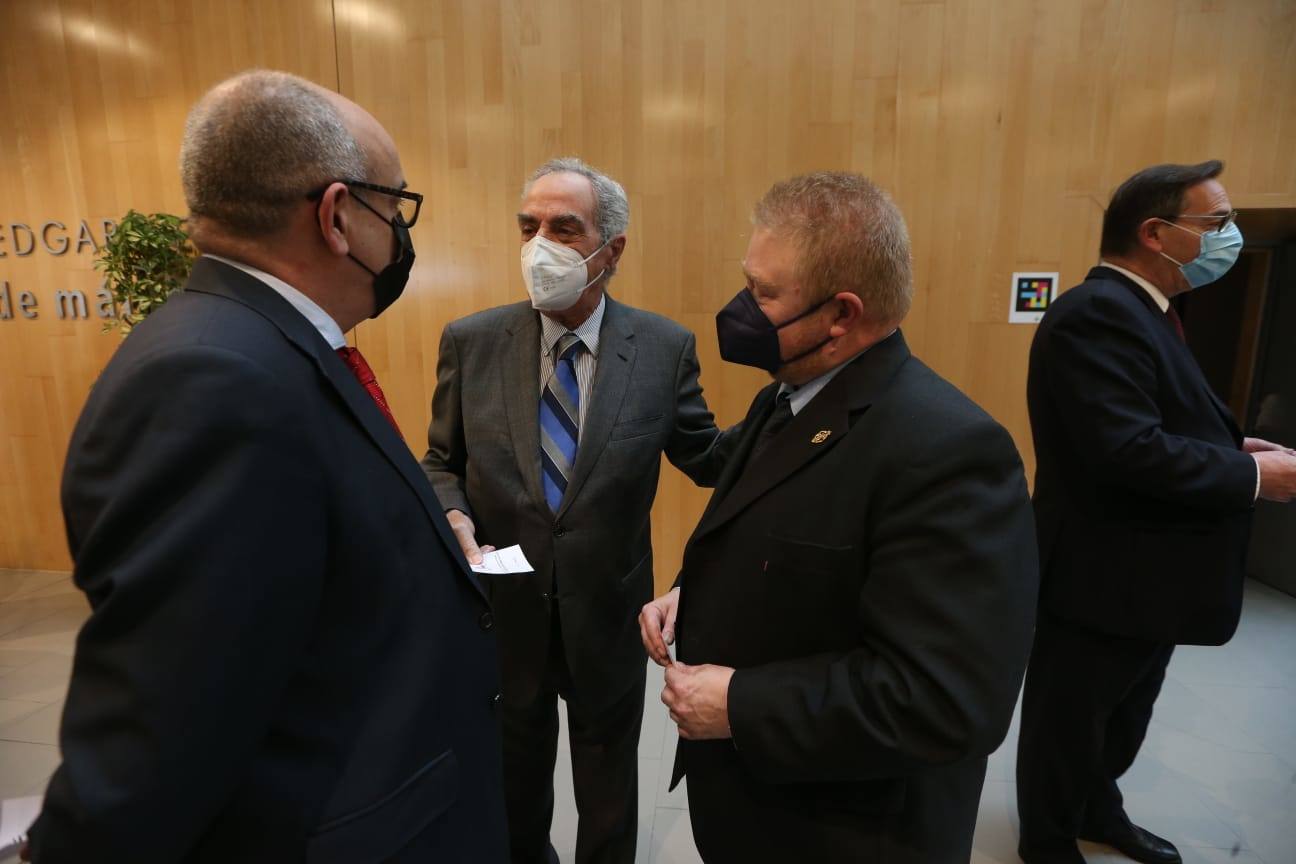 El pintor Andrés Mérida es el autor de la obra, cuya presentación ha corrido a cargo del director de SUR Manuel Castillo 