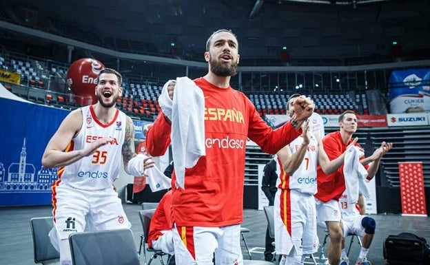 Francis Alonso, que sólo jugó cuatro minutos, celebra una canasta de España desde el banquillo. 