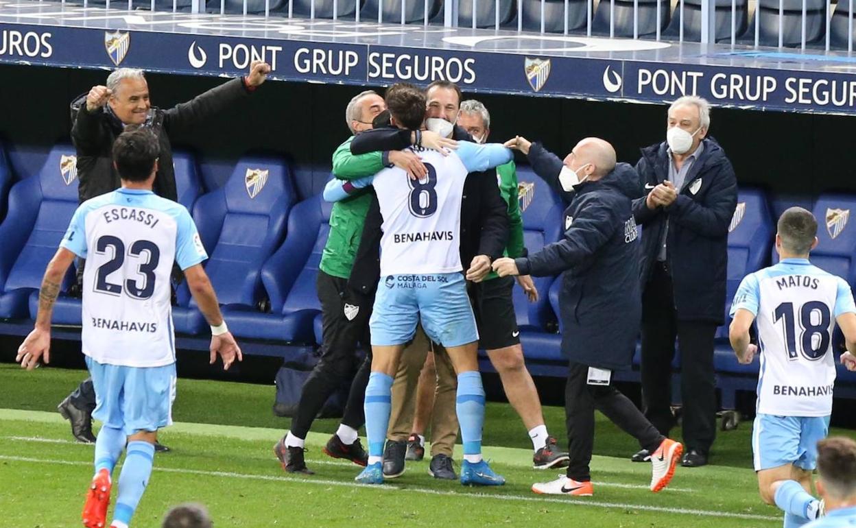 Luis Muñoz celebra su gol con el banquillo local. 