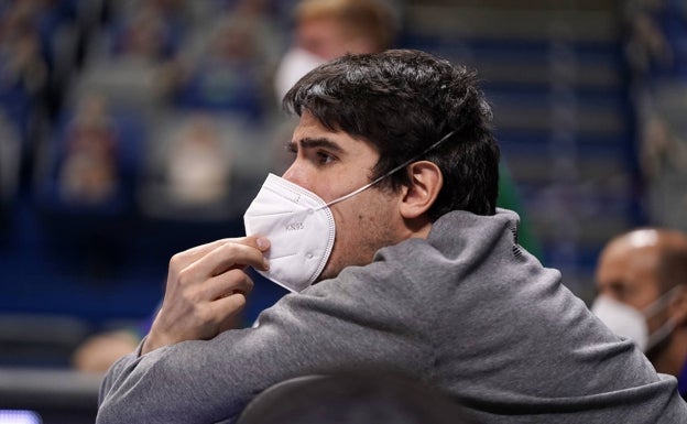 Carlos Suárez, en e banquillo con mascarilla y sin vestirse. 