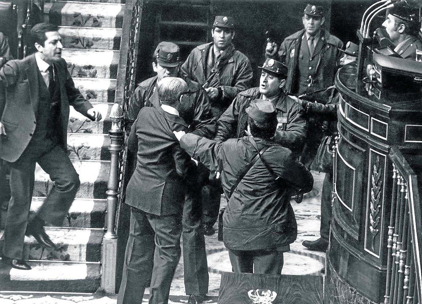 Gutiérrez Mellado y el presidente Adolfo Suárez se enfrentan a los asaltantes. 