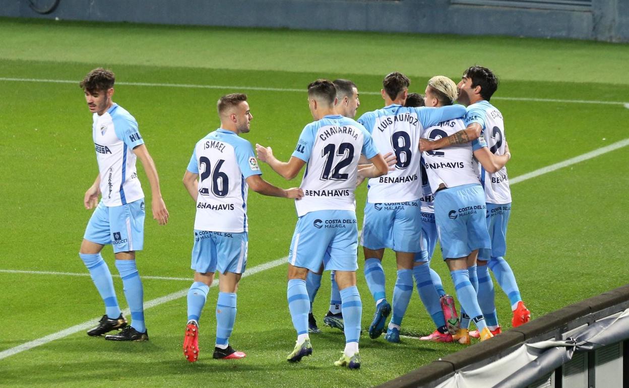 Jugadores del Málaga celebran el gol de Joaquín Muñoz contra el Rayo Vallecano que supuso el 1-0 en el partido del pasado domingo.