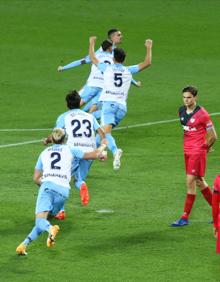 Imagen secundaria 2 - Varios instantes de las celebraciones del Málaga en sus dos goles contra el Rayo.