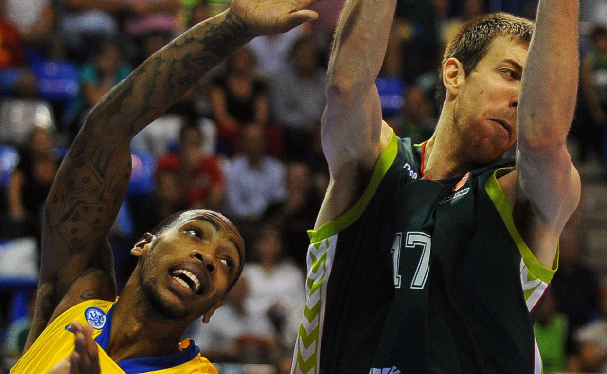 Malcolm Thomas, con la camiseta del Maccabi, junto a Fran Vázquez. 