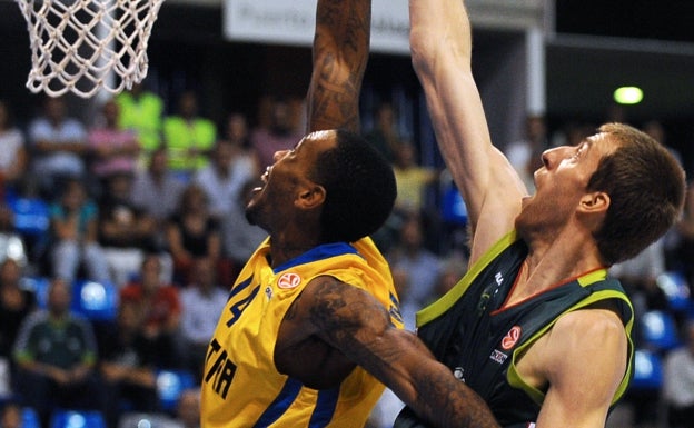 Imagen principal - Arriba, Malcolm Thomas, con el Maccabi en ante Fran Vázquez en 2012. Abajo, dos imágenes del duelo entre el Unicaja y el Khimki de la temporada 2017-2018. 