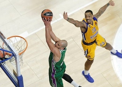 Imagen secundaria 1 - Arriba, Malcolm Thomas, con el Maccabi en ante Fran Vázquez en 2012. Abajo, dos imágenes del duelo entre el Unicaja y el Khimki de la temporada 2017-2018. 