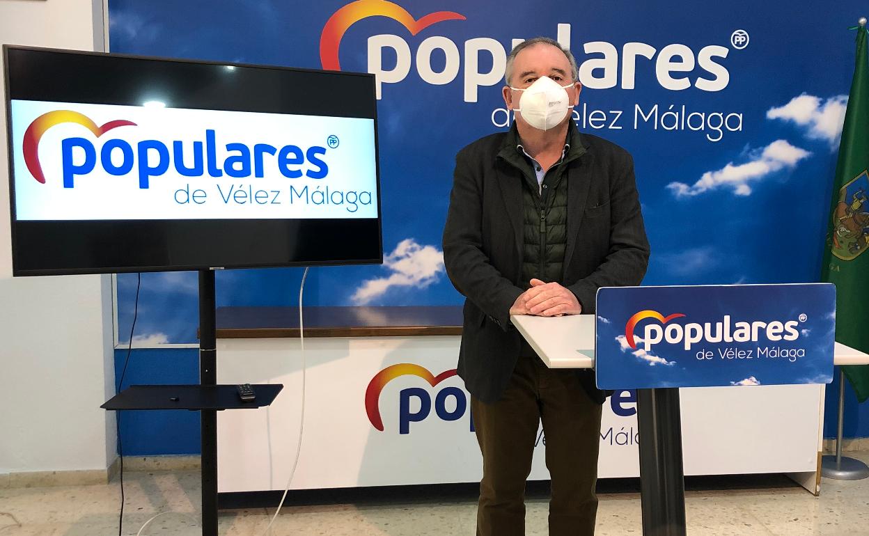 El portavoz del PP veleño, Francisco Delgado, en la sede de su partido. 