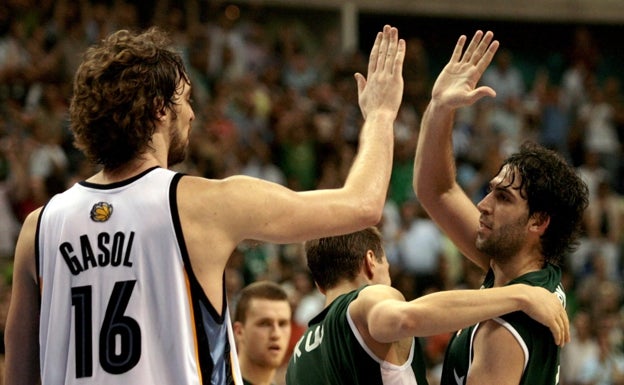 Gasol saluda a Berni al término del partido entre los Grizzlies de Memphis y el Unicaja en 2007. 