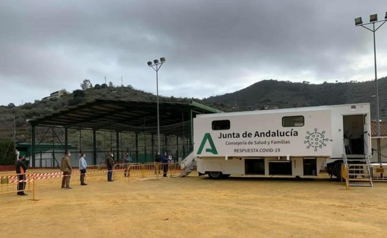 Unidad móvil de la Consejería de Salud desplazada ayer a Arenas. 