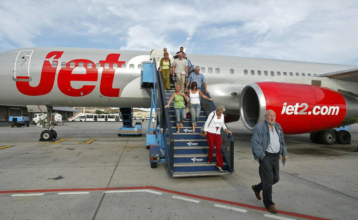 Pasajeros desembarcan en el aeropuerto. 